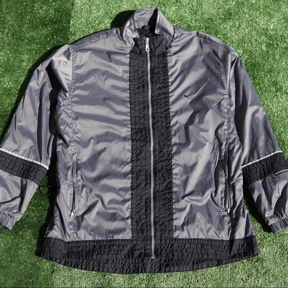VINTAGE NIKE WINDBREAKER